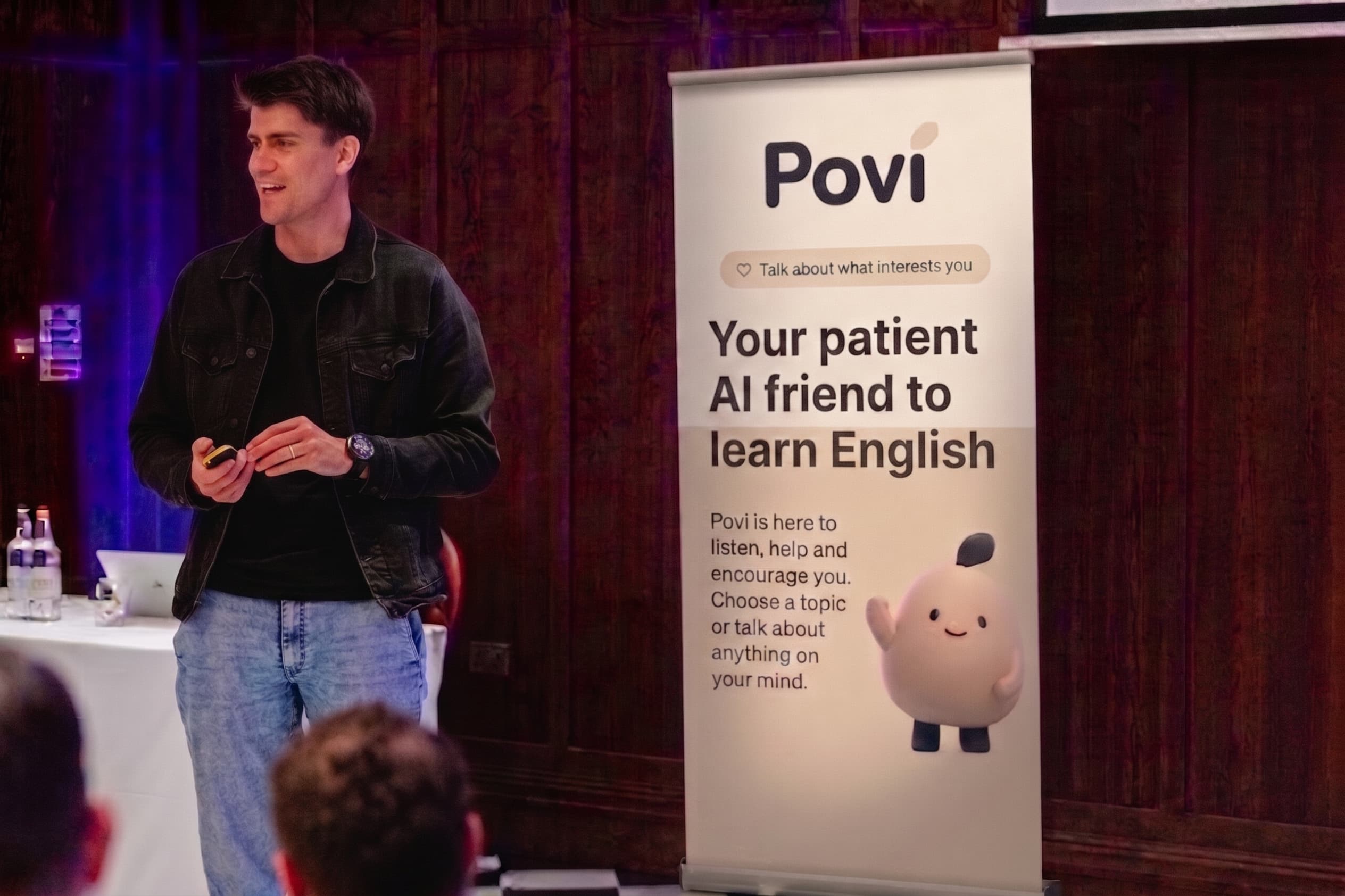 Dani hablando sobre Povi en un evento